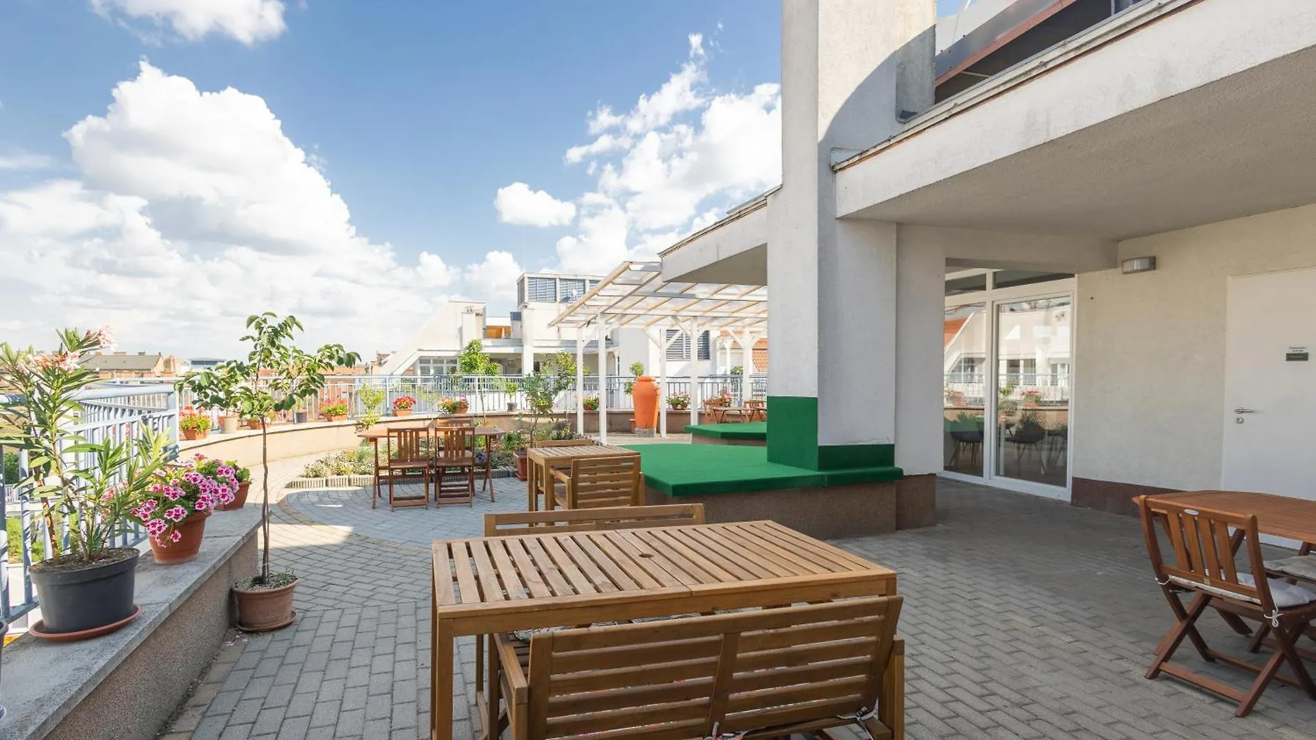 Hostel Rooftop City Residence With Deep Garage Budapeşte Macaristan