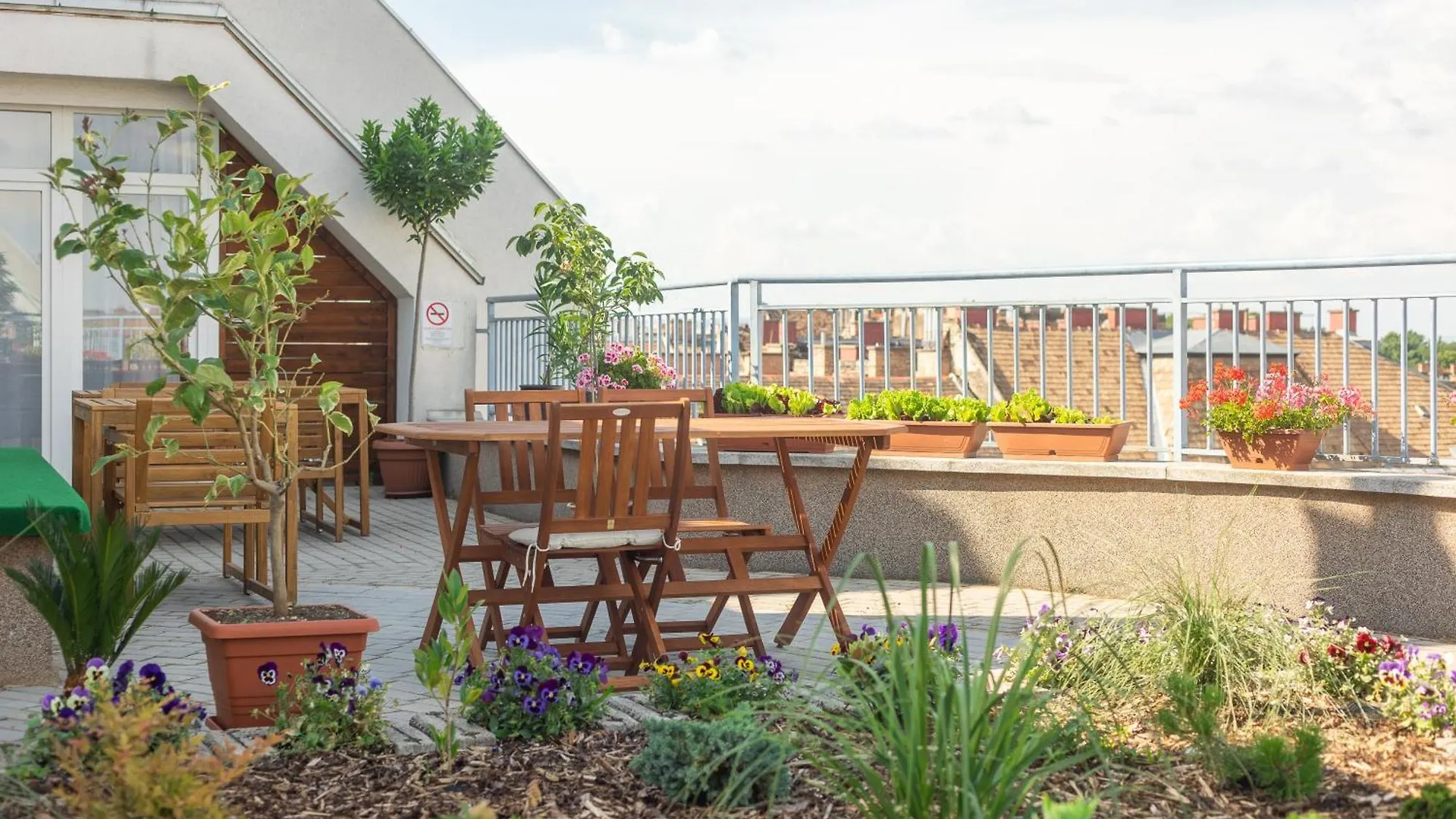 Hostel Rooftop City Residence With Deep Garage Budapeşte