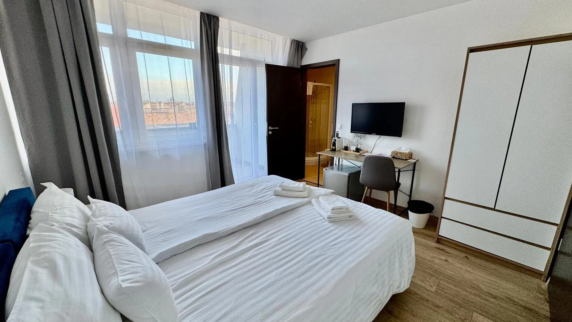 Hostel Rooftop City Residence With Deep Garage Budapeşte