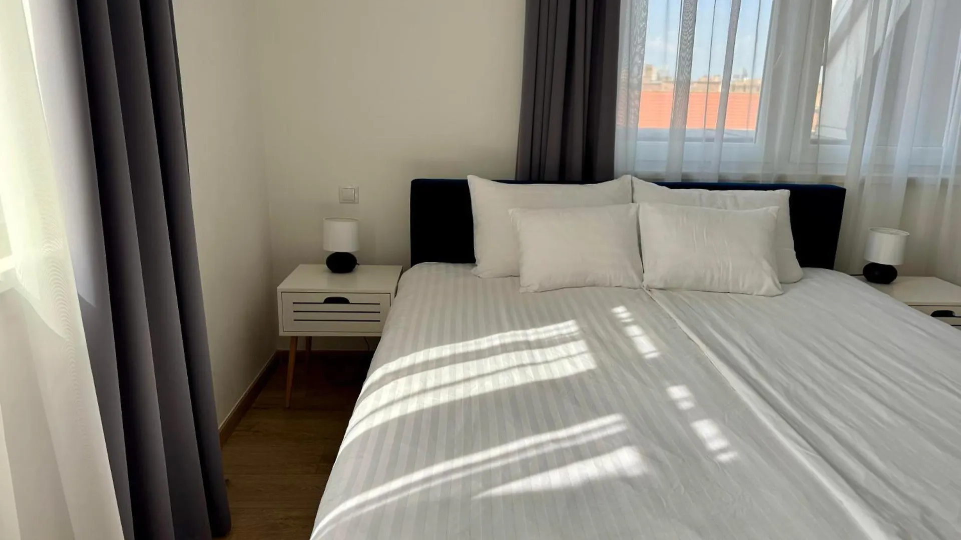Rooftop City Residence With Deep Garage Budapest Hostal