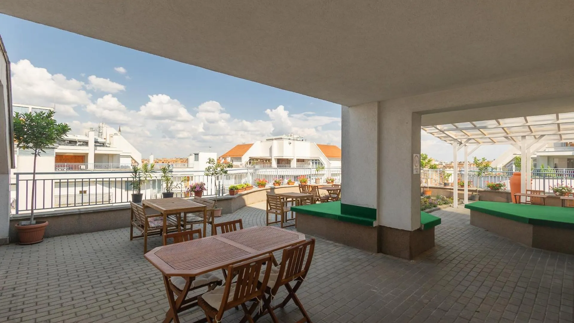 Rooftop City Residence With Deep Garage Budapest 0*,  Hungría