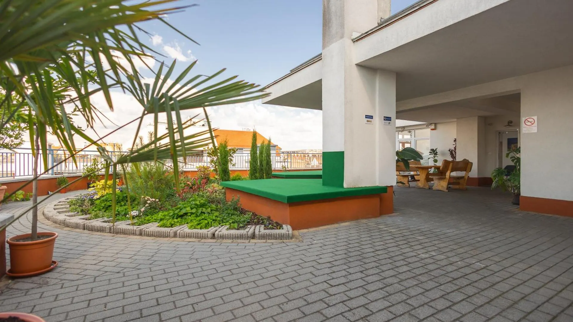 Rooftop City Residence With Deep Garage Budapest Hostal
